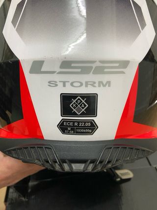 Casco de moto LS2 con diseño carbono y rojo