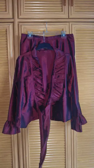 Conjunto falda y blusa burdeos