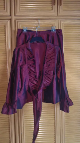 Conjunto falda y blusa burdeos