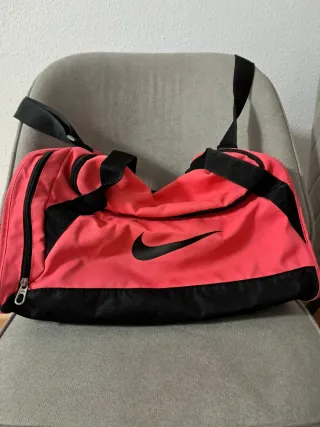 Bolso deportivo Nike rosa y negro
