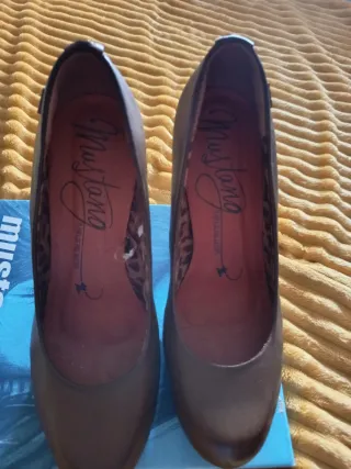 Zapatos de tacón Mustang marrones moka