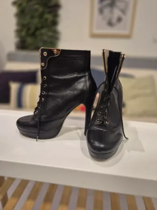 Botines tacón negros con detalles dorados