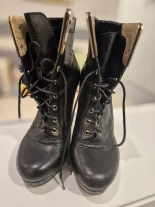 Botines tacón negros con detalles dorados