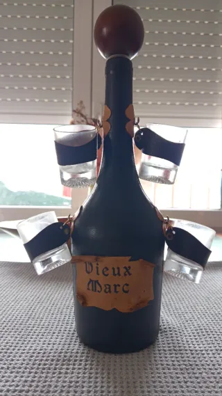 Licorera vintage francesa “Vieux Marc”,con 4 vasos