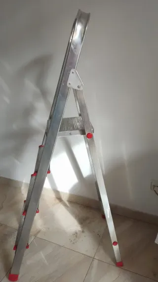 Escalera aluminio 4 peldaños