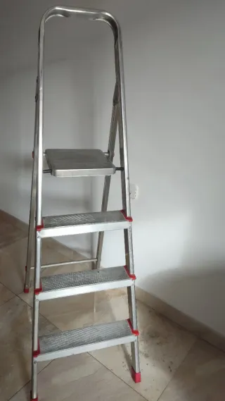 Escalera aluminio 4 peldaños