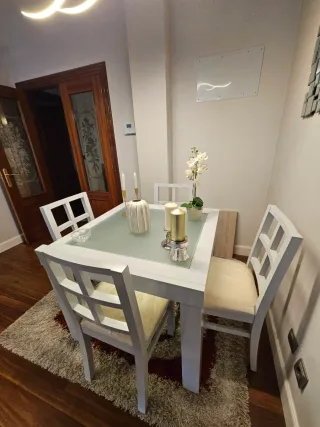 Mesa de comedor de cristal y madera
