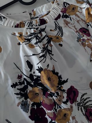 Conjunto Blusa Estampada y Pantalón pinzas mostaza