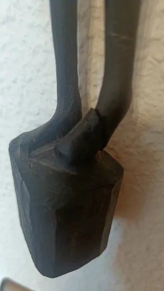 Figura madera ébano africana mujer con cántaro