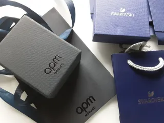 Cajas y bolsas Swarovski y APM Monaco