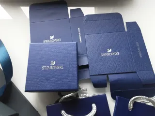 Cajas y bolsas Swarovski y APM Monaco