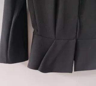 Chaqueta corta negra Mango