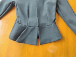 Chaqueta corta negra Mango