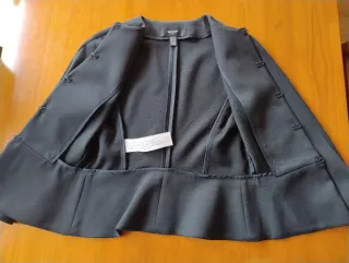 Chaqueta corta negra Mango