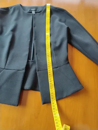 Chaqueta corta negra Mango