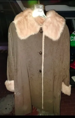 Cappotto marrone con pelliccia rosa