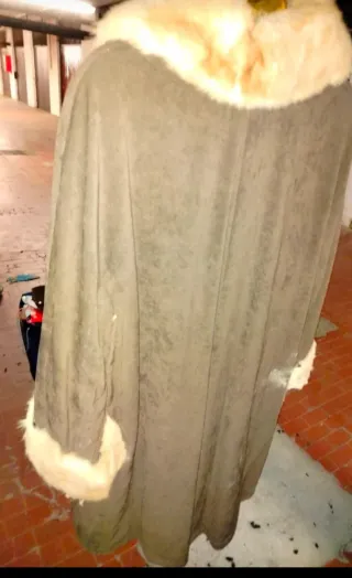 Cappotto marrone con pelliccia rosa