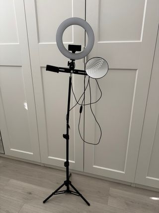 Aro de luz con trípode y reflector