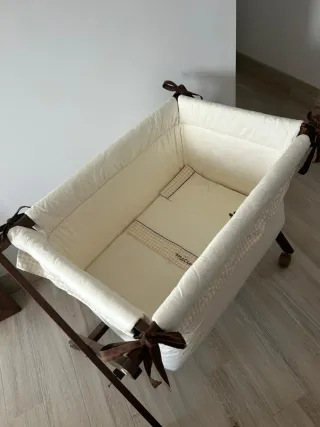 Minicuna de madera con ruedas