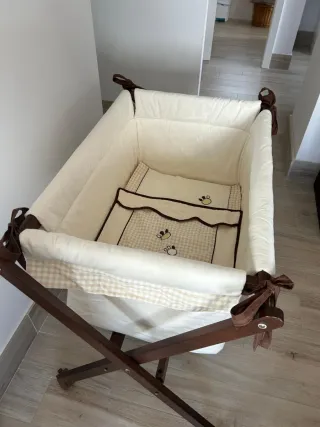 Minicuna de madera con ruedas