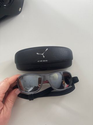 Casco,gafas y guantes de esquí para niño.