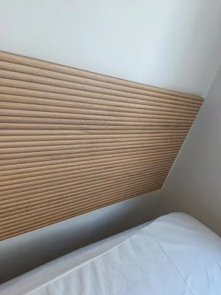 Cabecero, somier y colchón.