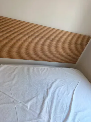 Cabecero, somier y colchón.