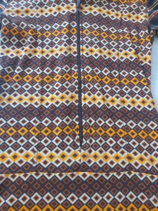 Vestido vintage con capucha y cremallera