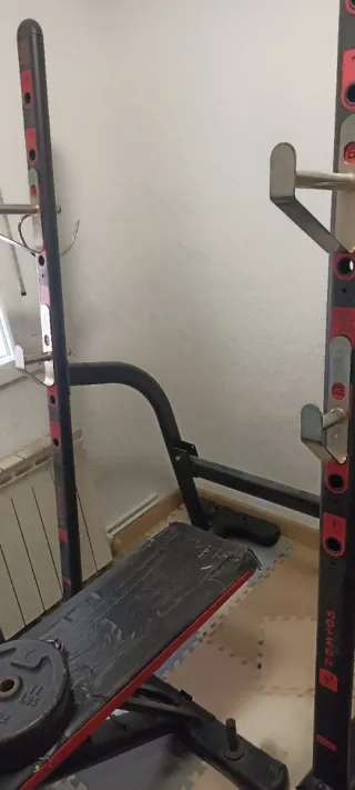 Banco de pesas con pesas