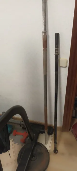 Banco de pesas con pesas