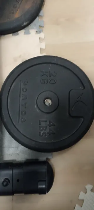 Banco de pesas con pesas