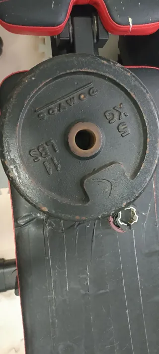 Banco de pesas con pesas