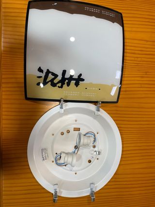 Lámpara de techo con motivos japoneses.