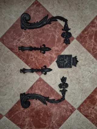 Adornos chimenea aluminio negro escudo Castilla y