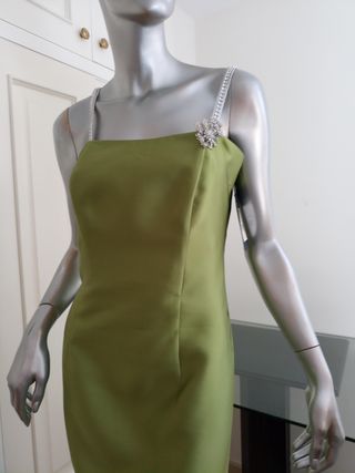 Vestido de diseñadora Ana Torres verde oliva
