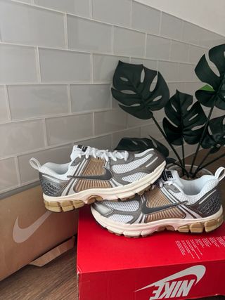 Nike Zoom Vomero 5 Oro Blanco