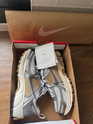 Nike Zoom Vomero 5 Oro Blanco
