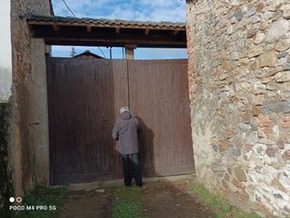 Nave 42m con puerta garaje y 2 ventanas