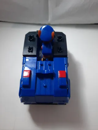 Coche de policía de juguete azul