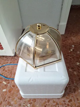 Lámpara de techo dorada y cristal