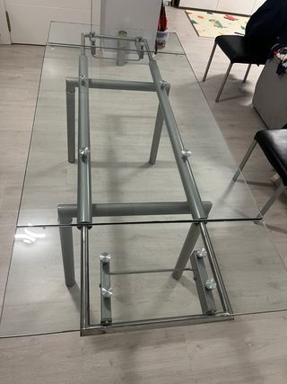 Mesa extensible cristal y metal