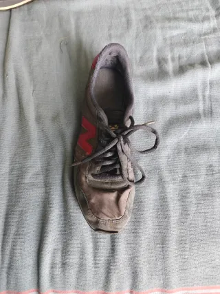 Zapatillas New Balance grises y rojas