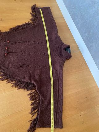 Poncho de punto con flecos