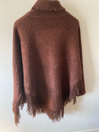 Poncho de punto con flecos