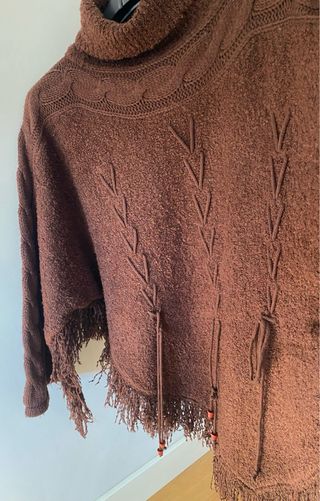 Poncho de punto con flecos