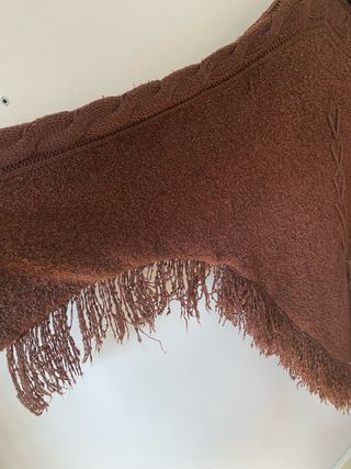 Poncho de punto con flecos
