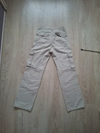 Pantalones cargo beige mujer