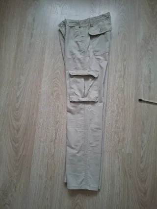 Pantalones cargo beige mujer