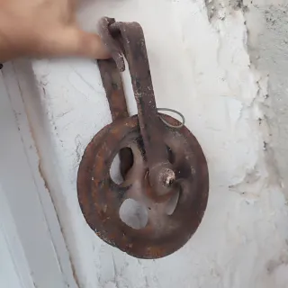 Polea antigua de metal oxidado