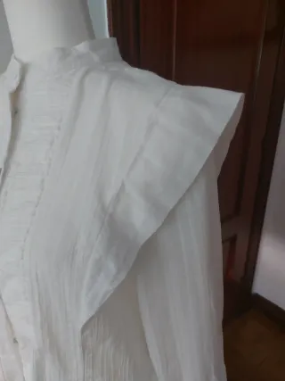 Camisa blanca con cuello alto y volantes